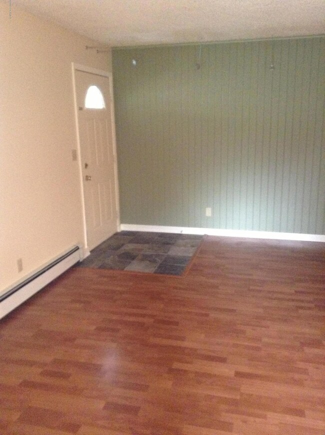 Entrance w/slate floors.