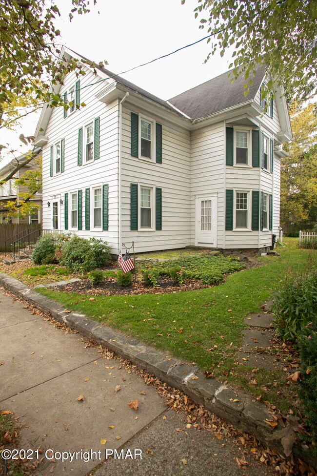 209 N 6th St, Stroudsburg, PA 18360 - photo 5