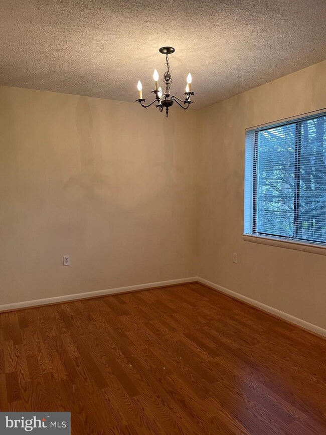 607 Center St unit 103, Herndon, VA 20170 - photo 3