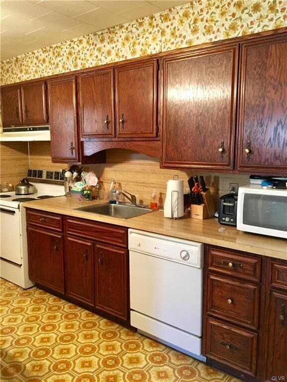 1333 Greenview Dr, Bethlehem, PA 18018 - photo 2