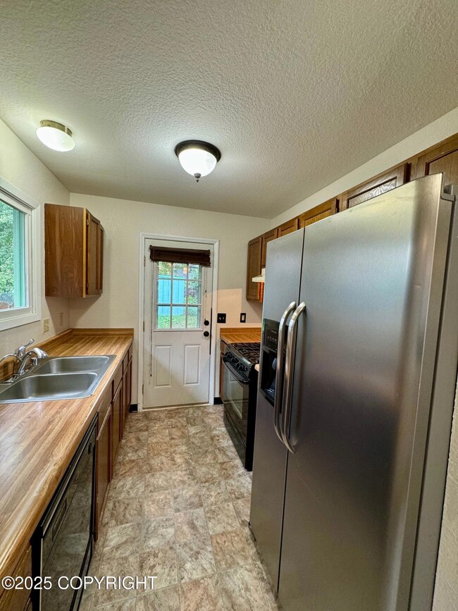 8321 Stratton Cir, Anchorage, AK 99507 - photo 3