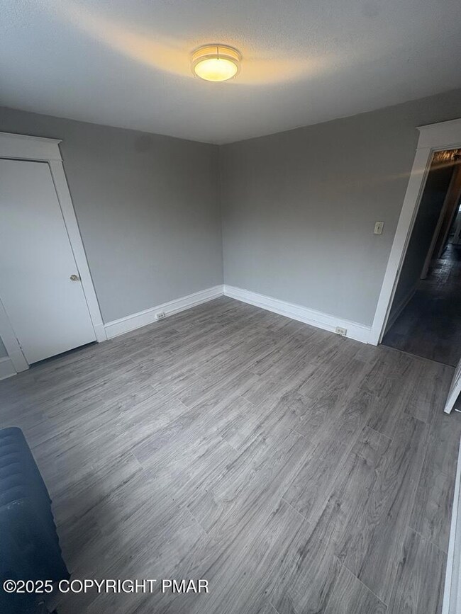 27 Edison St, Wilkes-Barre, PA 18702 - photo 5