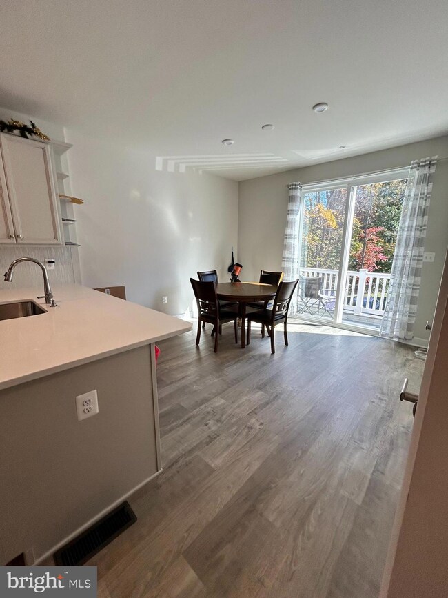 8258 Goldstone Ct, Hyattsville, MD 20785 - photo 5