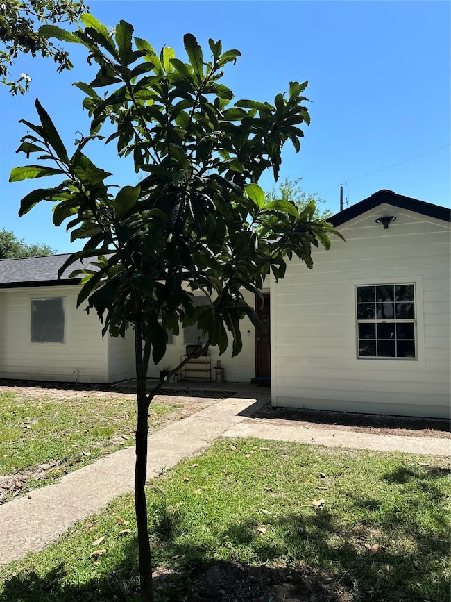 32 Farrell St unit A, Houston, TX 77022 - photo 2