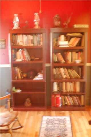 Nice room for a study or music room between kitchen and living room