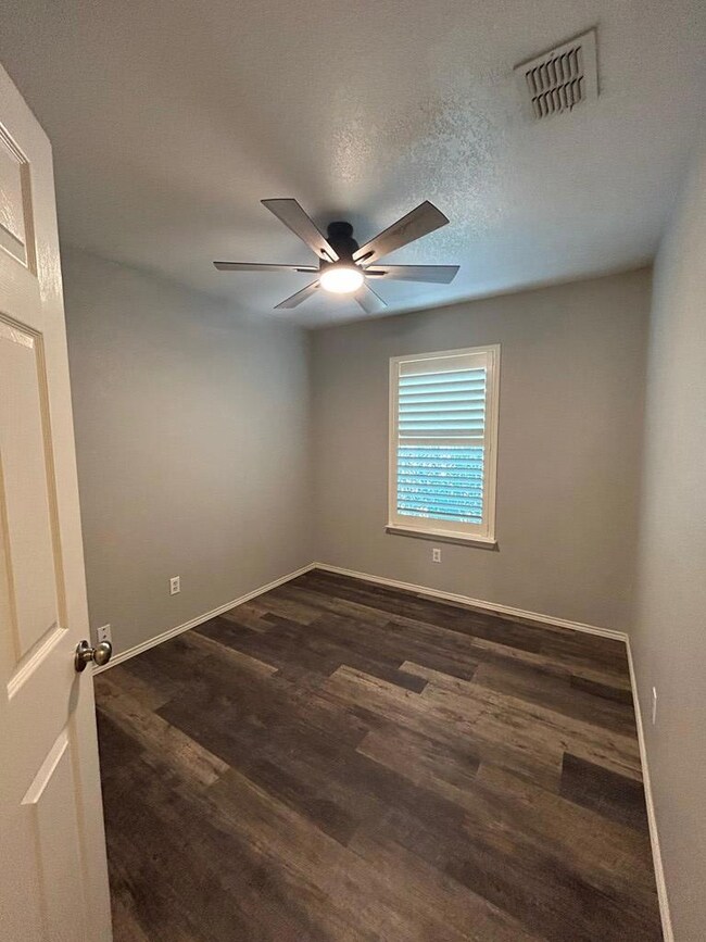 1022 N Allen St, Rockport, TX 78382 - photo 6