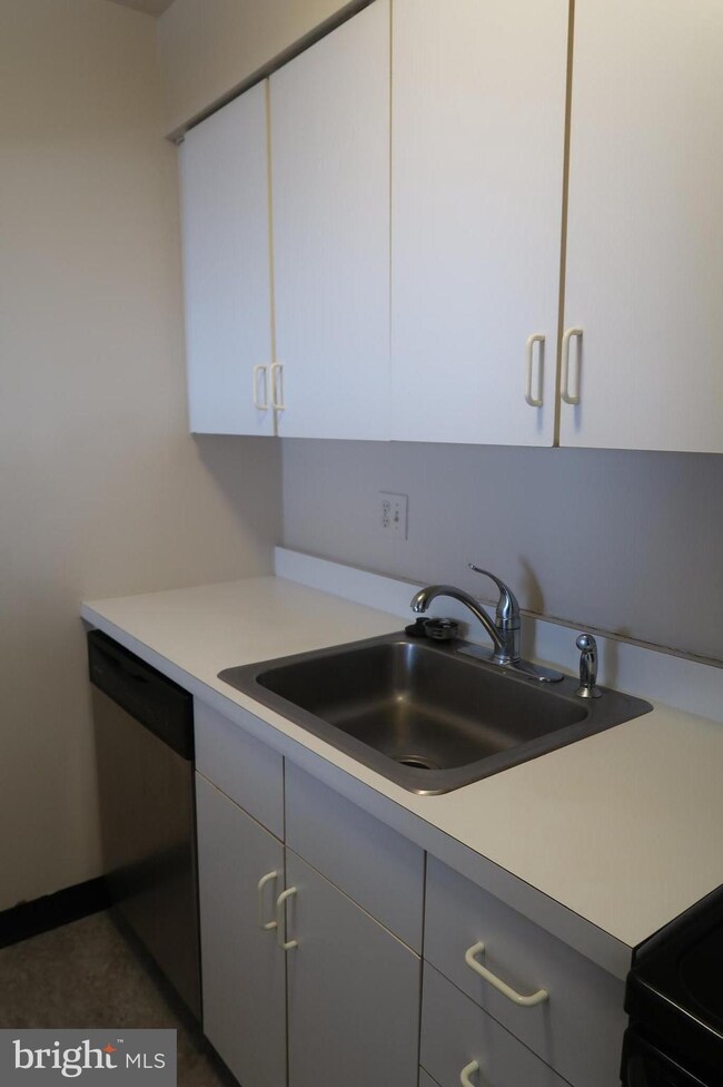 8 W Lee St unit 8, Baltimore, MD 21201 - photo 4