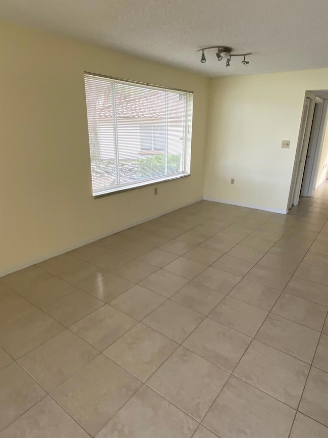 12104 Glenmoor Dr unit 12104, West Palm Beach, FL 33409 - photo 5