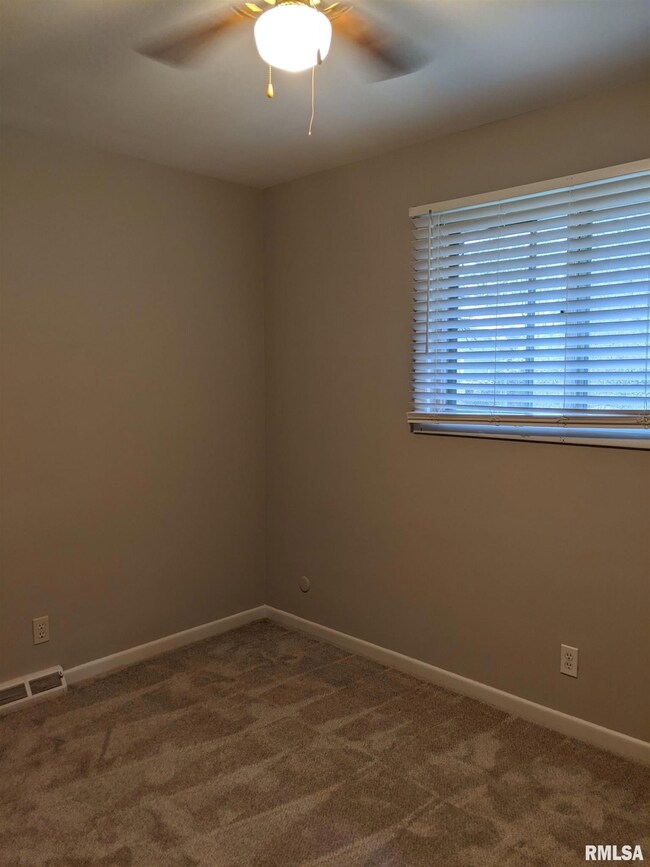 6204 W Fairview Rd, Peoria, IL 61607 - photo 4