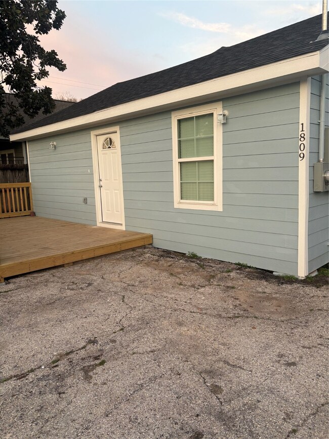 1809 Reese St, Houston, TX 77012 - photo 2