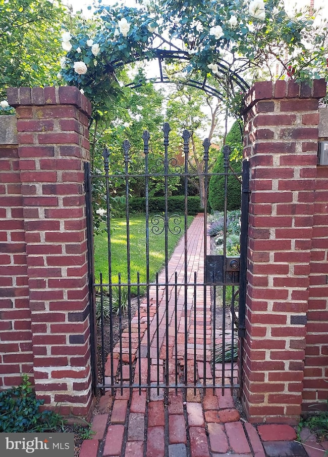 1661 Crescent Place NW unit 102, Washington, DC 20009 - photo 2