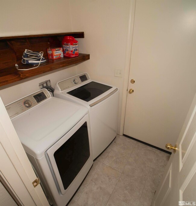 2137 Fort Bridger Rd, Fernley, NV 89408 - photo 6