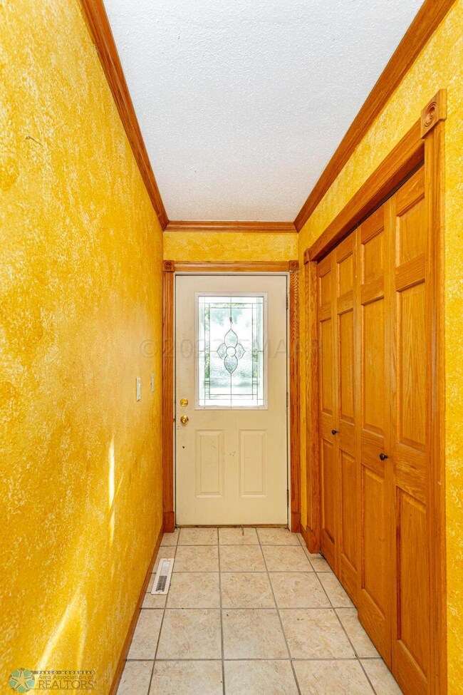 (4) Front Entrance:Hall