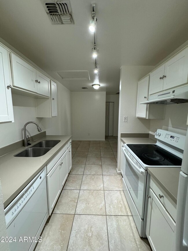 1916 N 32nd St unit U202, Phoenix, AZ 85008 - photo 4