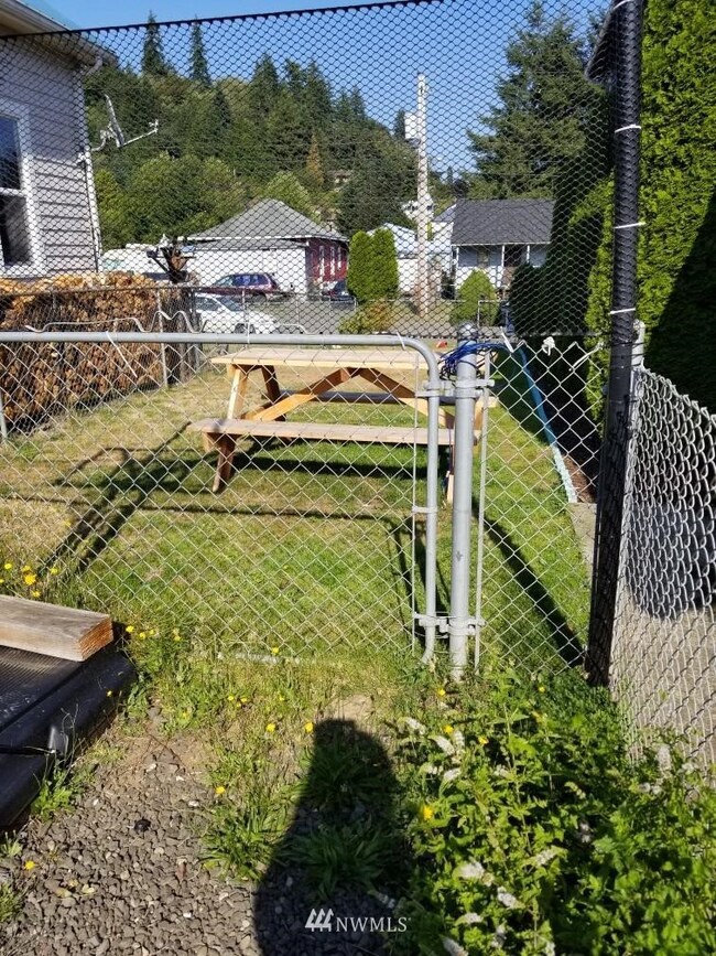 1210 Cedar St, Raymond, WA 98577 - photo 4