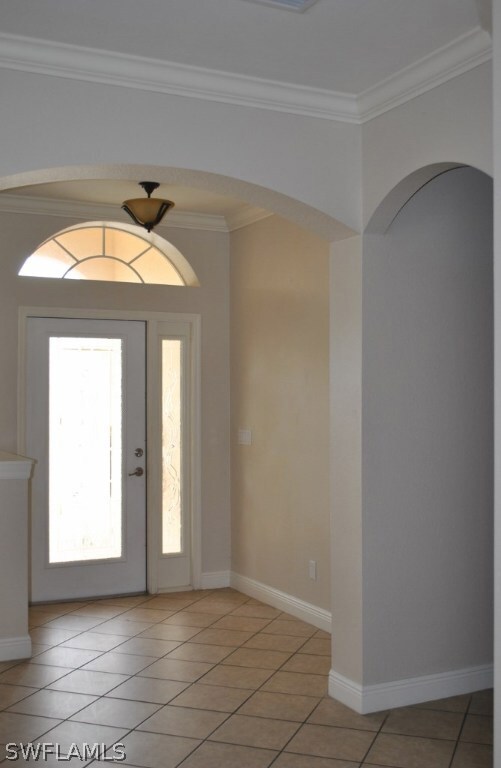 Foyer entry with sculptured glass front door