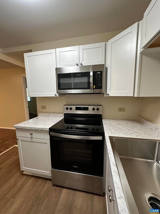 1215 Wertland St unit B32, Charlottesville, VA 22903 - photo 3