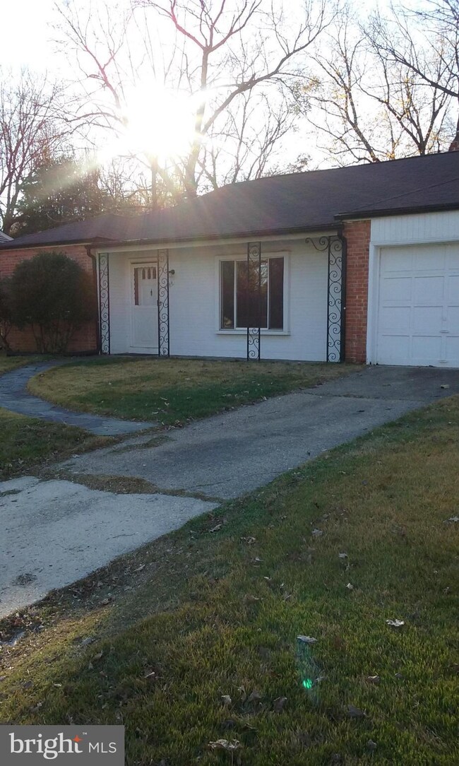 8606 Woodbrook Ln, Chevy Chase, MD 20815 - photo 2