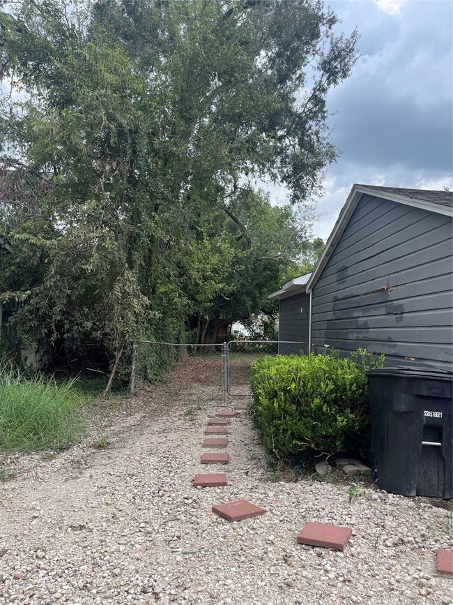 7007 England St unit B, Houston, TX 77021 - photo 3