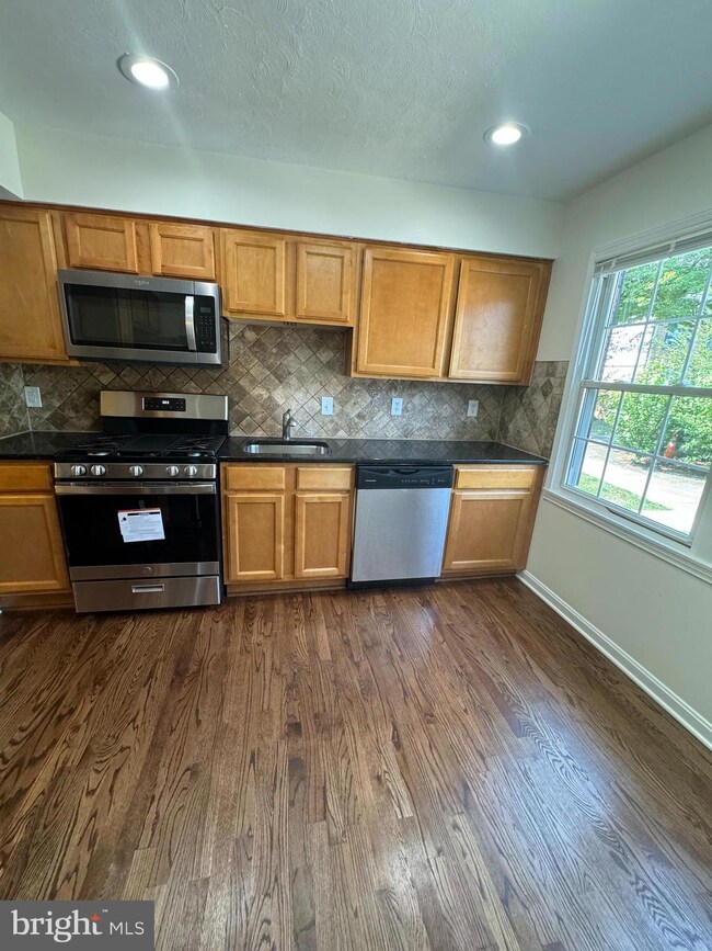 1951 Mayflower Dr, Woodbridge, VA 22192 - photo 4