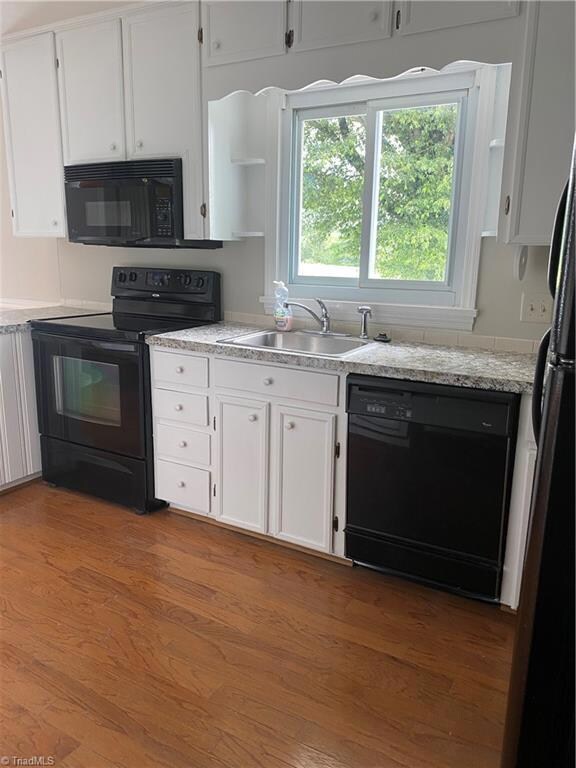 4368 Glenn Hi-kitchen