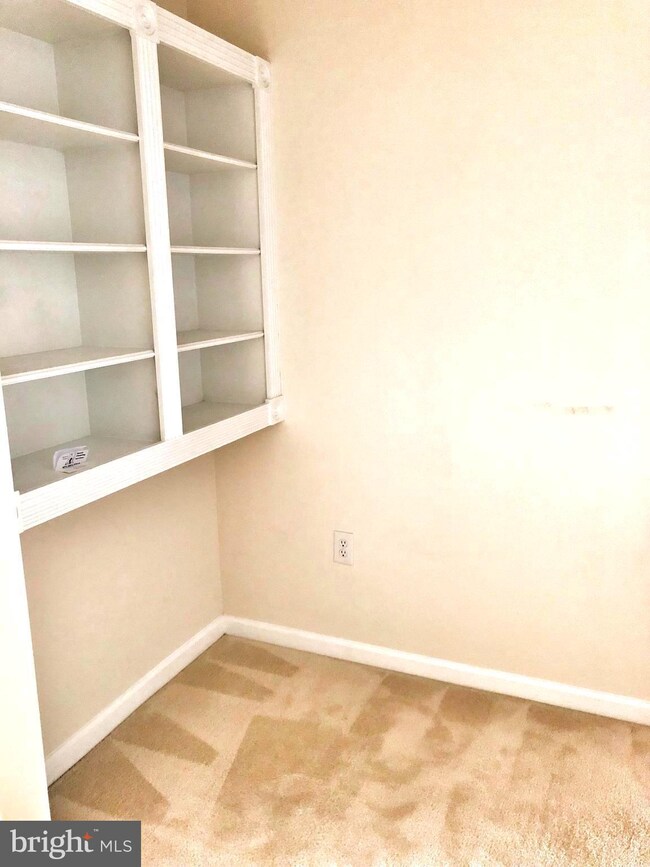 12925 Centre Park Cir unit 301, Herndon, VA 20171 - photo 5