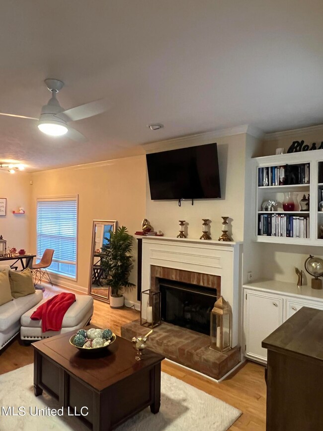 302 creston ct LR 2