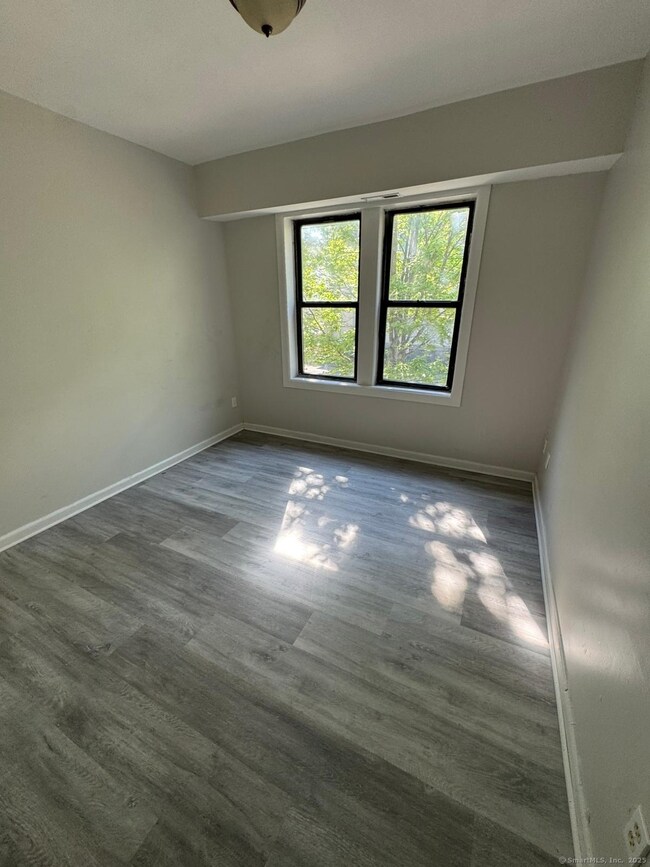 1071 Pembroke St unit 2E, Bridge Port, CT 06608 - photo 4