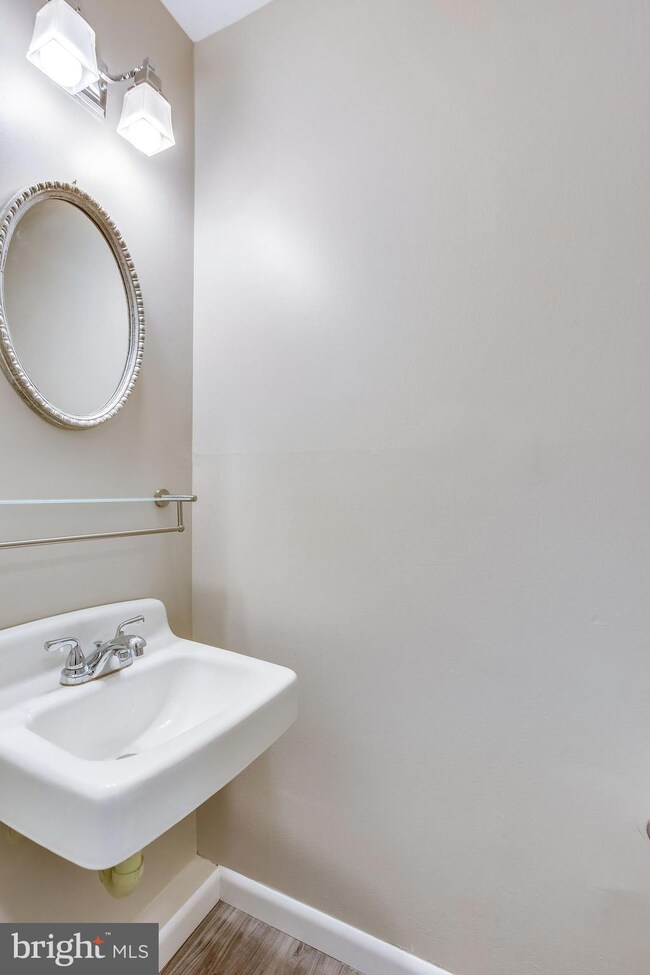 11174 Forest Edge Dr, Reston, VA 20190 - photo 4