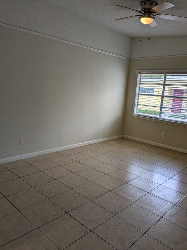 3359 Frick Rd unit 4, Houston, TX 77086 - photo 3