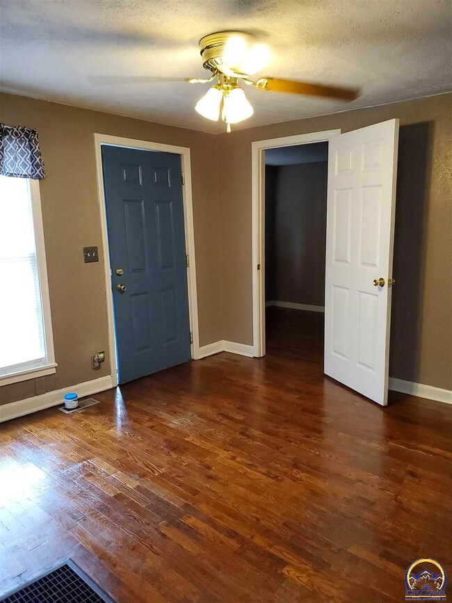 720 SE 26th St, Topeka, KS 66605 - photo 5