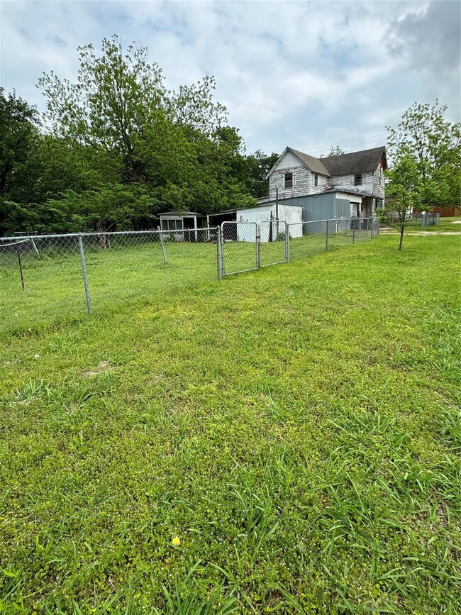 808 S Lamar Ave, Denison, TX 75021 - photo 2