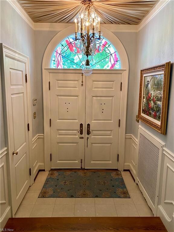 The stunning foyer features a beautiful circle win