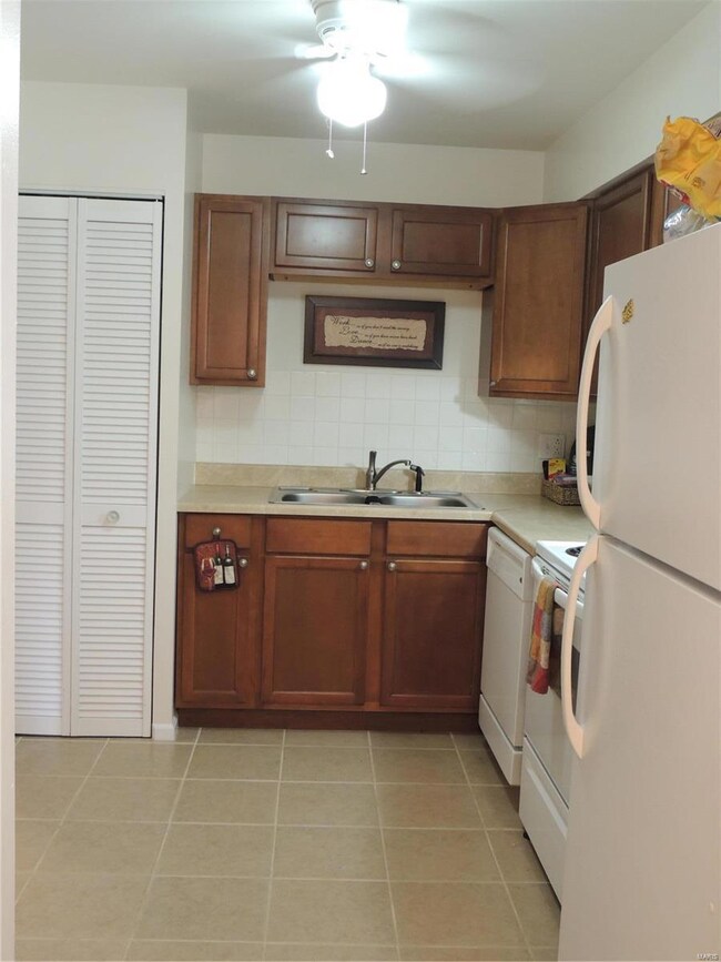 Full Kitchen! All appliances stay!!