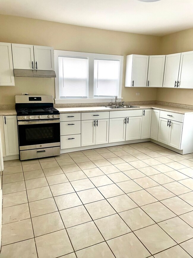 237 E 1st St, Oglesby, IL 61348 - photo 2