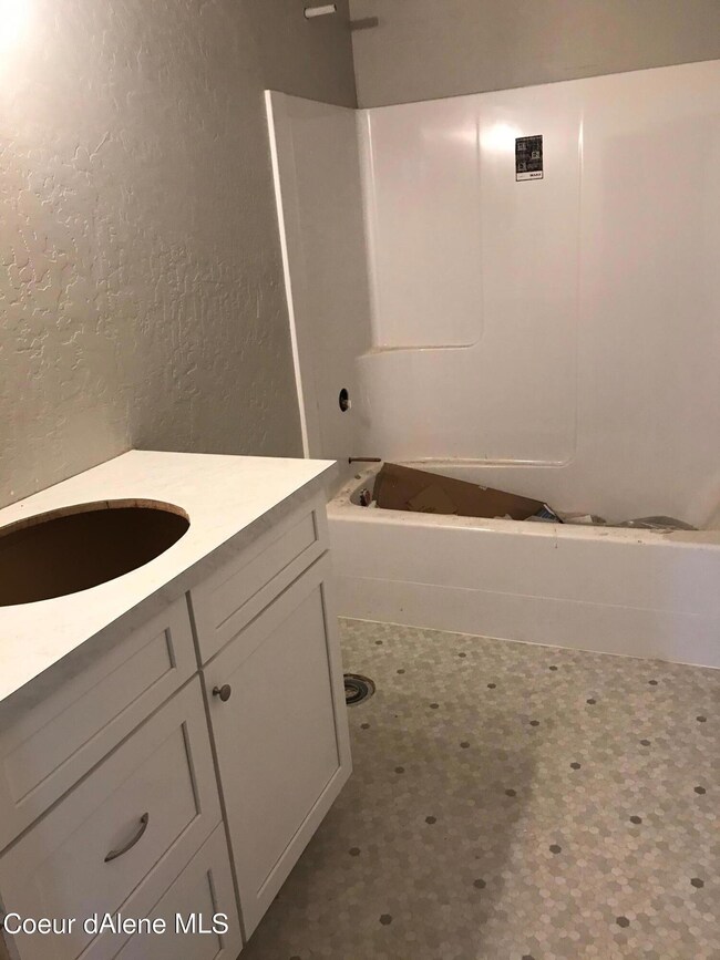 5634 Lujack guest bath