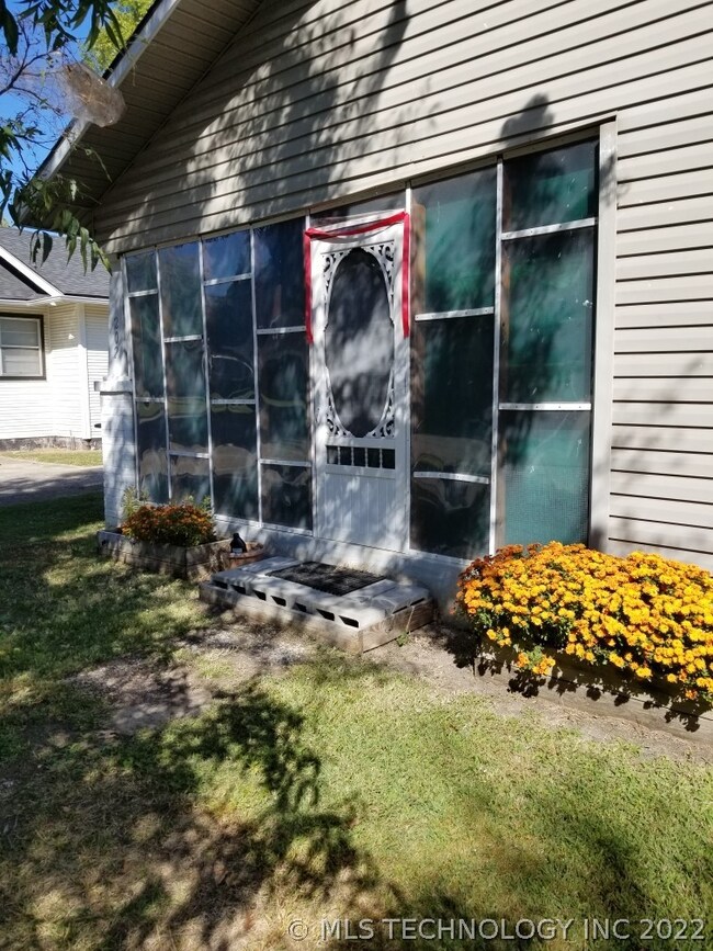 Entrance off 4th Street showing Sunroom.
