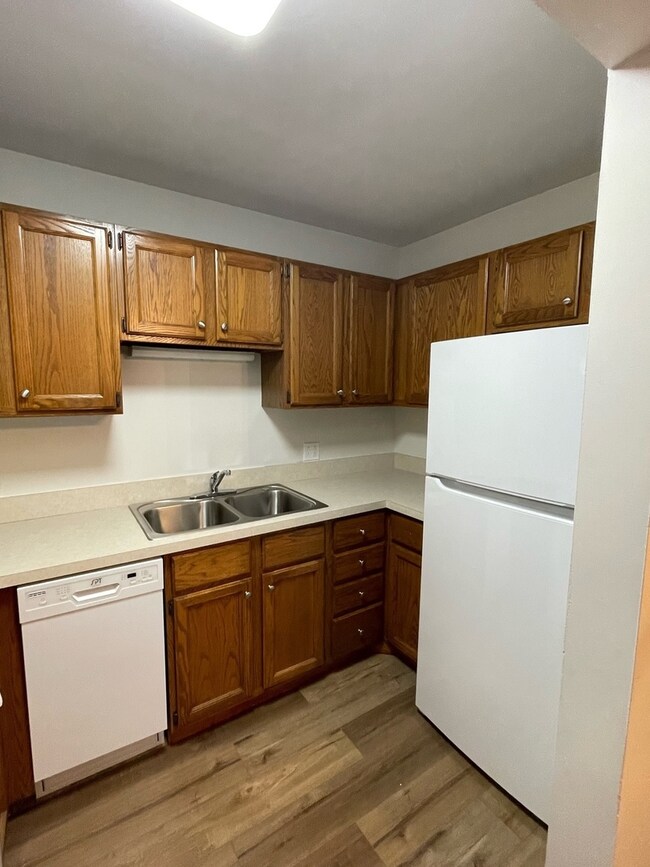 568 S Spring Rd unit 8, Elmhurst, IL 60126 - photo 5