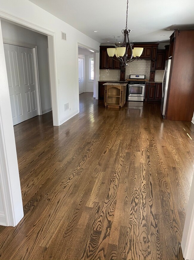 229 N Myrtle Ave, Elmhurst, IL 60126 - photo 2