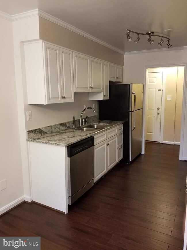 3334 Spring Ln unit B32, Falls Church, VA 22041 - photo 7