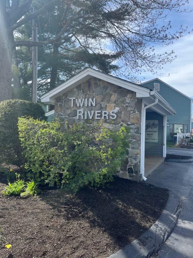 201 Piscassic St unit 201, Newmarket, NH 03857 - photo 2