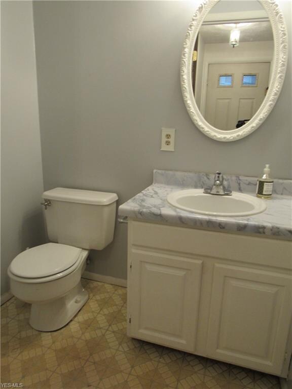 Guest bath off the foyer