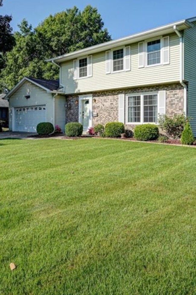 3302 Beech Dr, Columbus, IN 47203 - photo 2