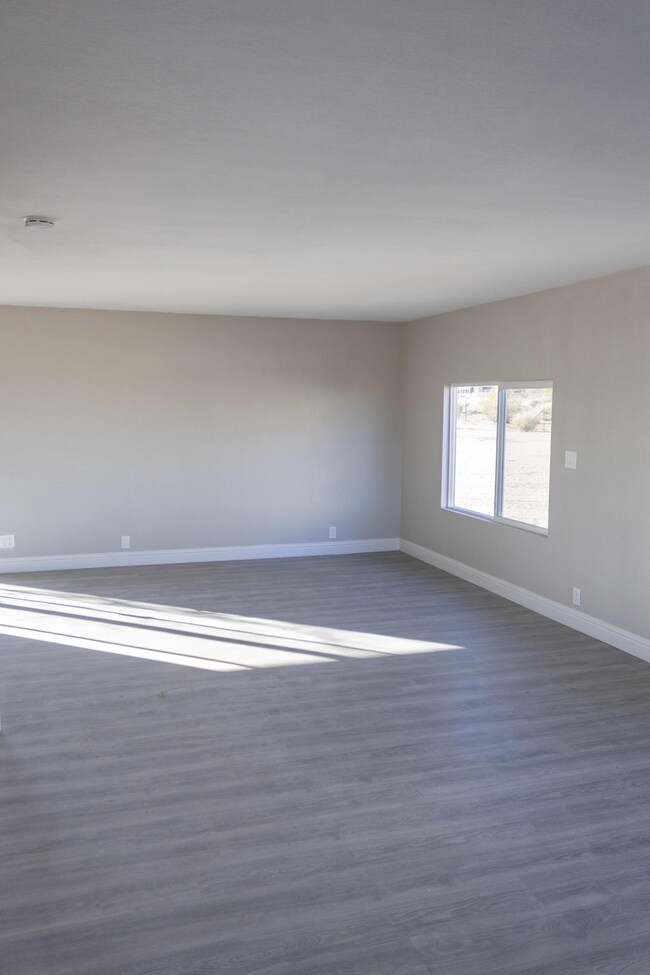 21327 Klassette St, Mojave, CA 93501 - photo 4