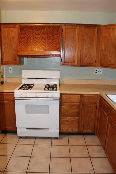 EAT-IN KITCHEN WITH CERAMIC FLOOR.