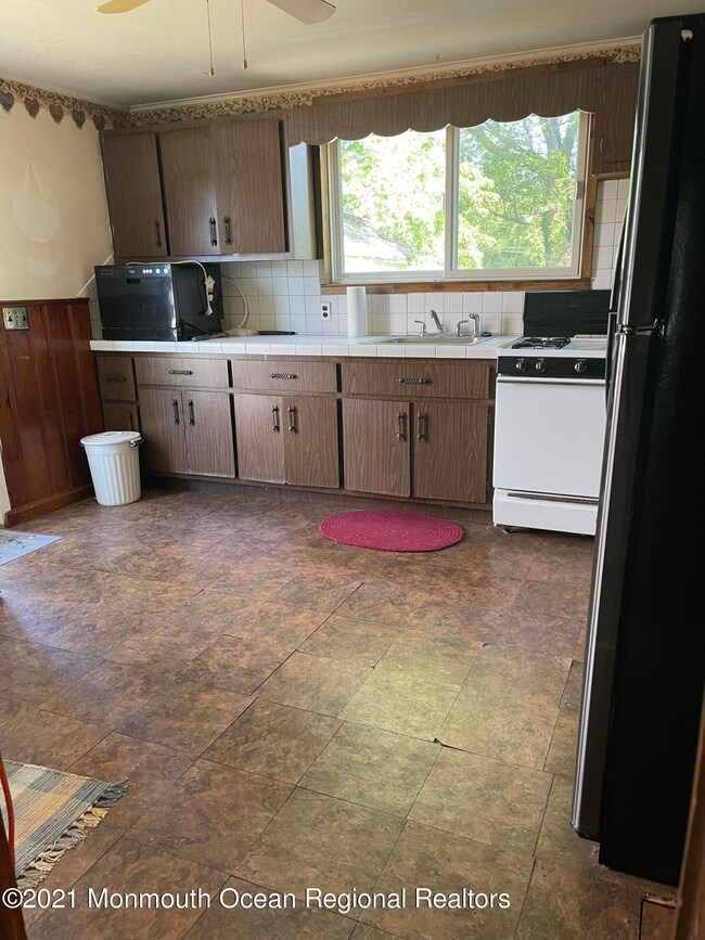 339 E Columbus Place, Long Branch, NJ 07740 - photo 5