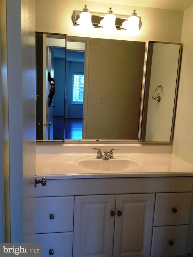 The Rotonda unit 623, McLean, VA 22102 - photo 5