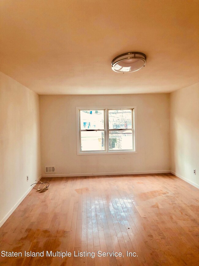 LIVING ROOM - MAIN HOUSE