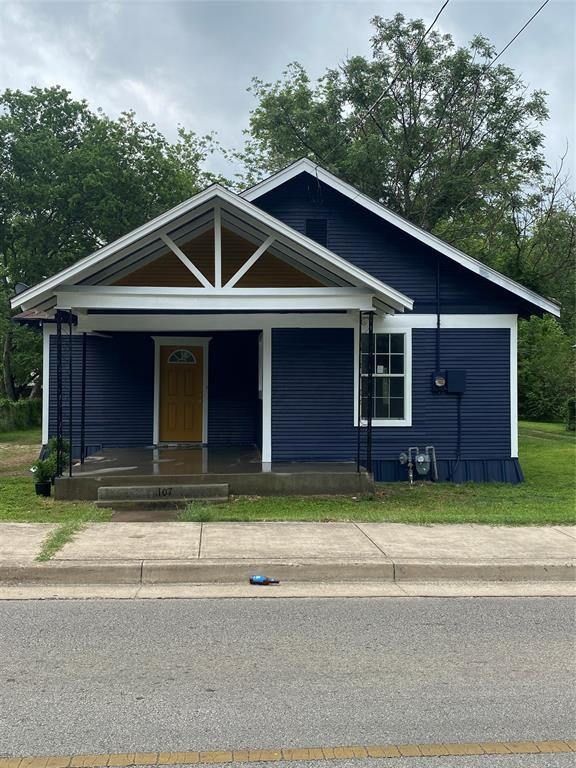 107 W Willingham St, Cleburne, TX 76033 - photo 3