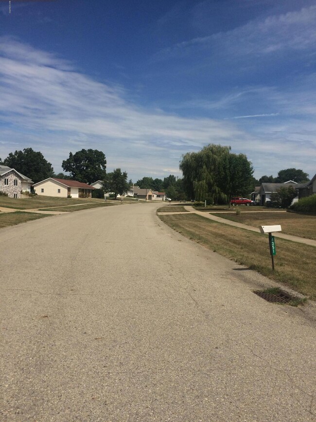 4351 Hickory View Ct, Moline, MI 49335 - photo 3